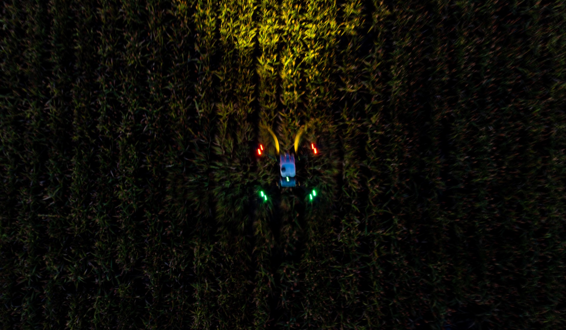 Vista cenital de un dron agrícola trabajando de noche
