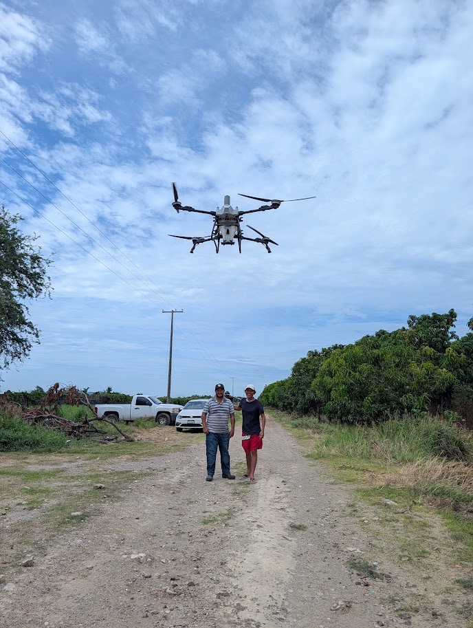 Dron agrícola en vuelo durante una entrega Agroasar