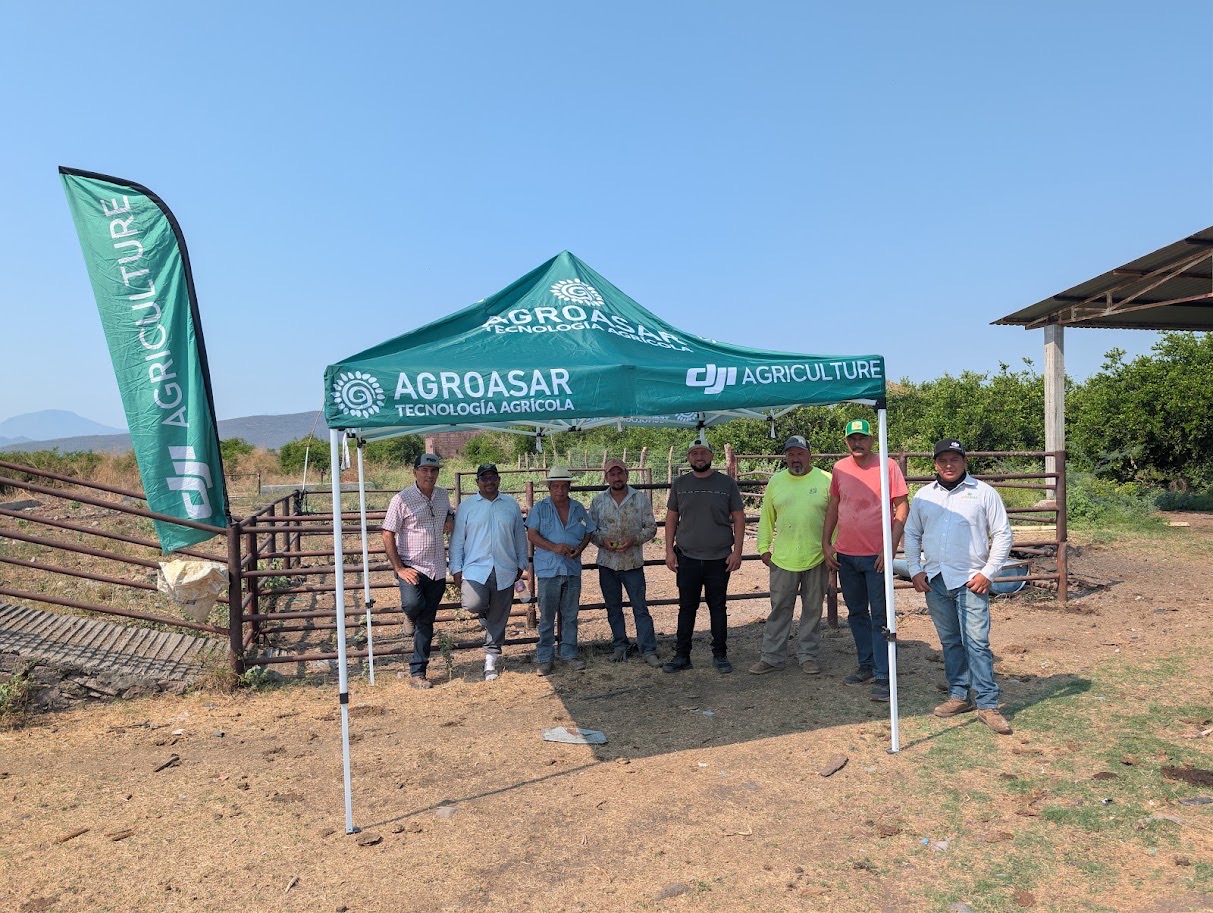 Equipo y asistentes durante una demostración Agroasar