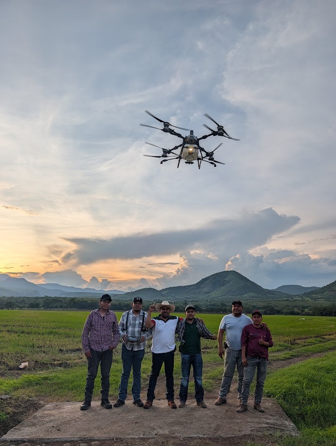 Entrega de dron agrícola Agroasar en campo