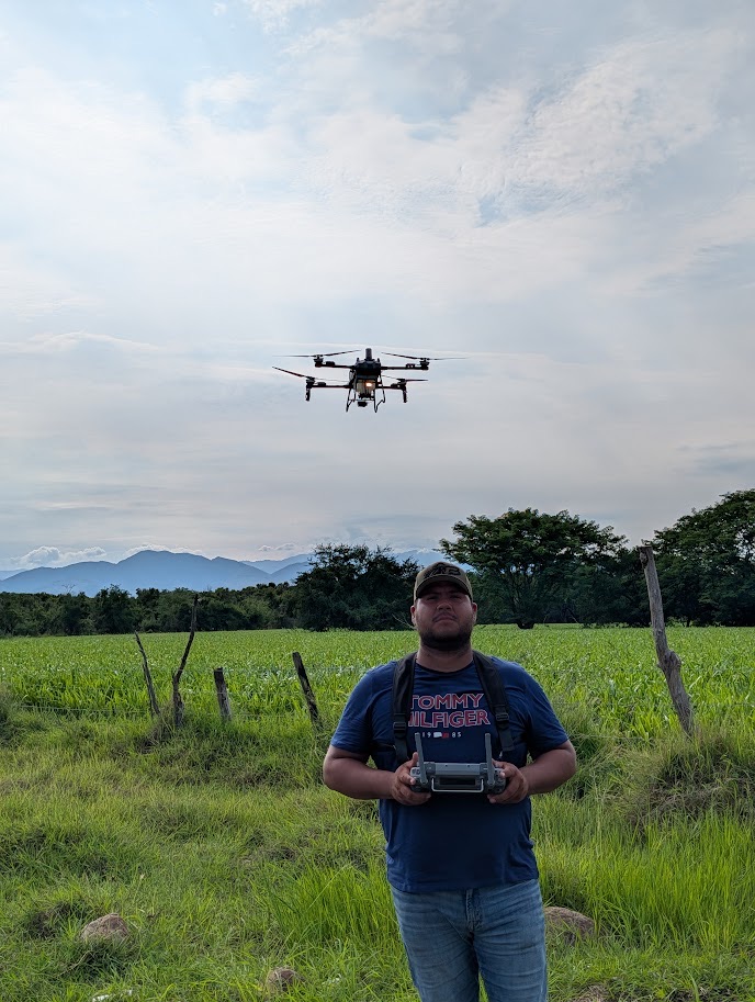 Piloto operando un dron agrícola Agroasar