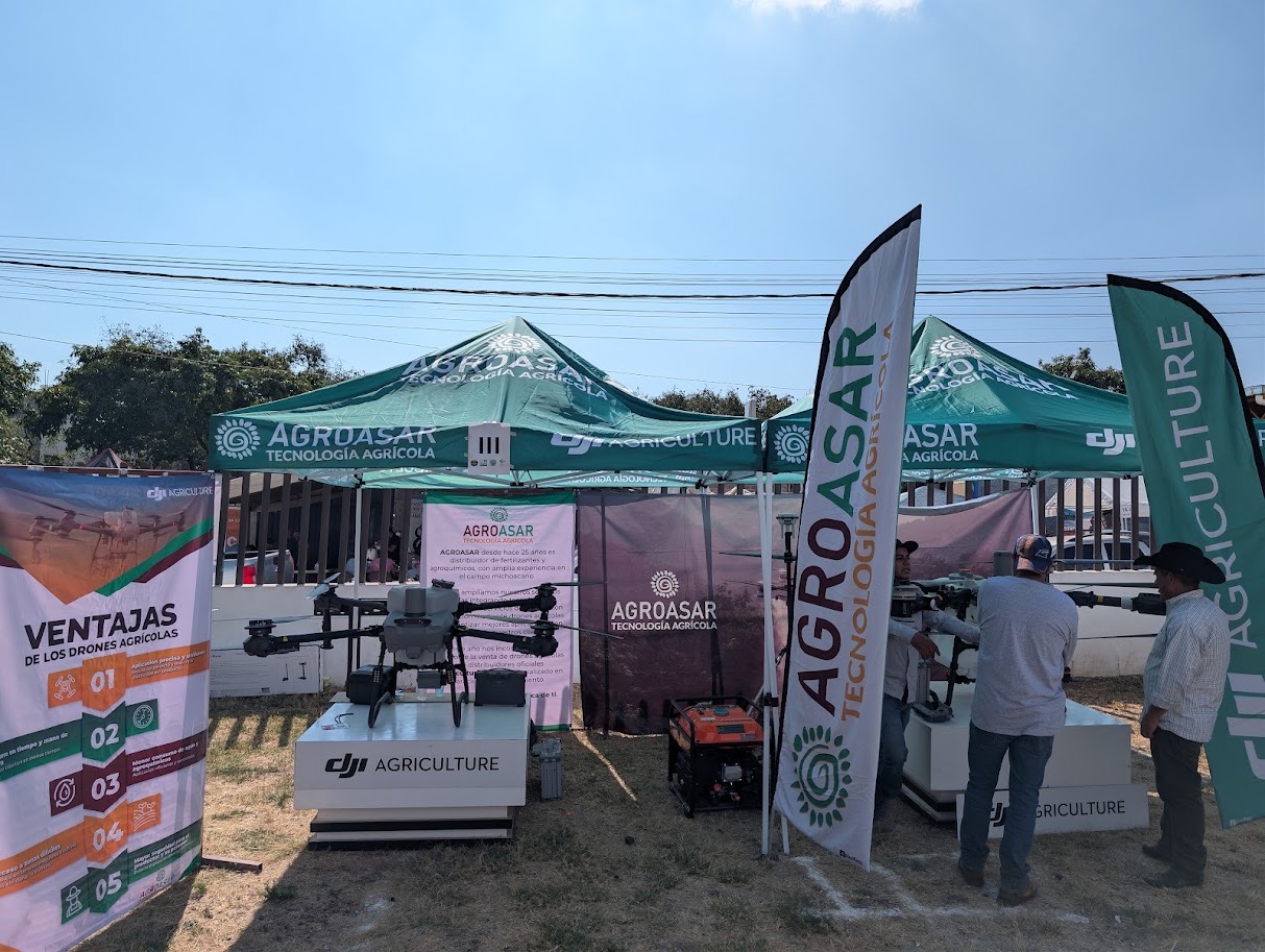 Equipo Agroasar mostrando drones agrícolas en una demostración